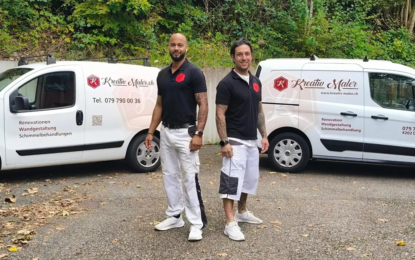 Malerbetrieb Liestal: Kevin Bresler und Stephan Bozzolo von Kreativ Maler vor ihren Firmenautos