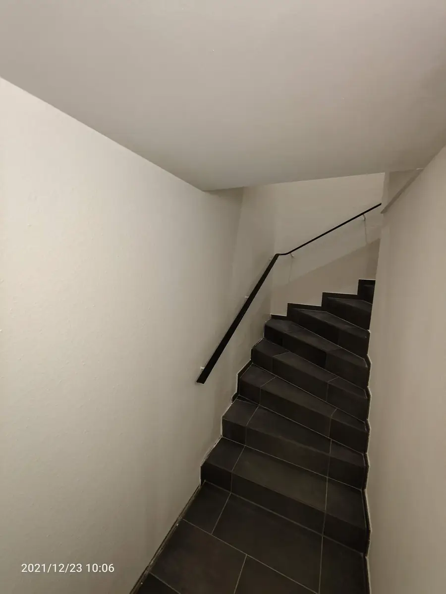 Frisch gestrichenes Treppenhaus mit Handlauf